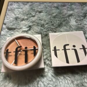 Light beige, natural beige, dark beige, moisturizing concealer, evens skin tone